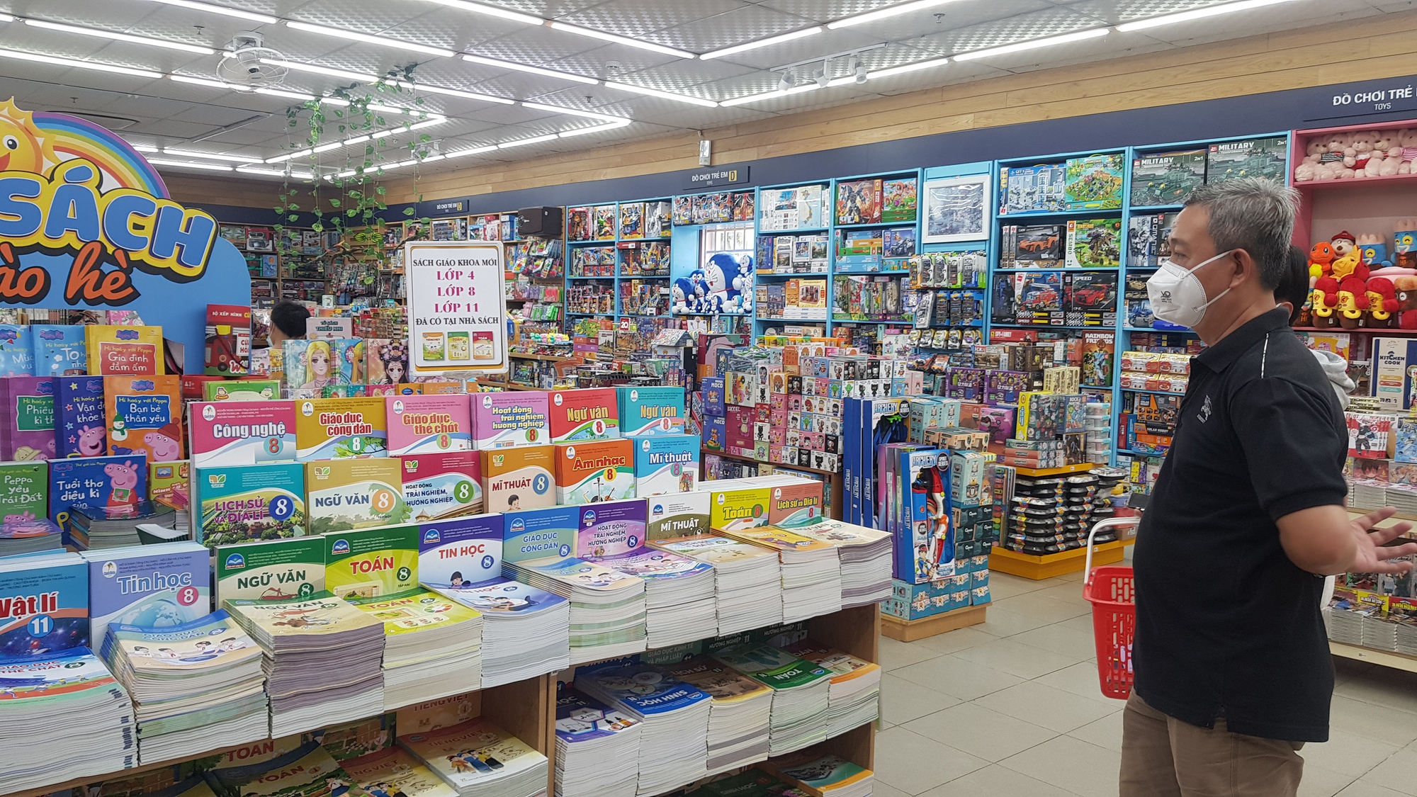 Phụ huynh lùng sục mua sách giáo khoa  lớp 4, 8 và 11 - Ảnh 2.