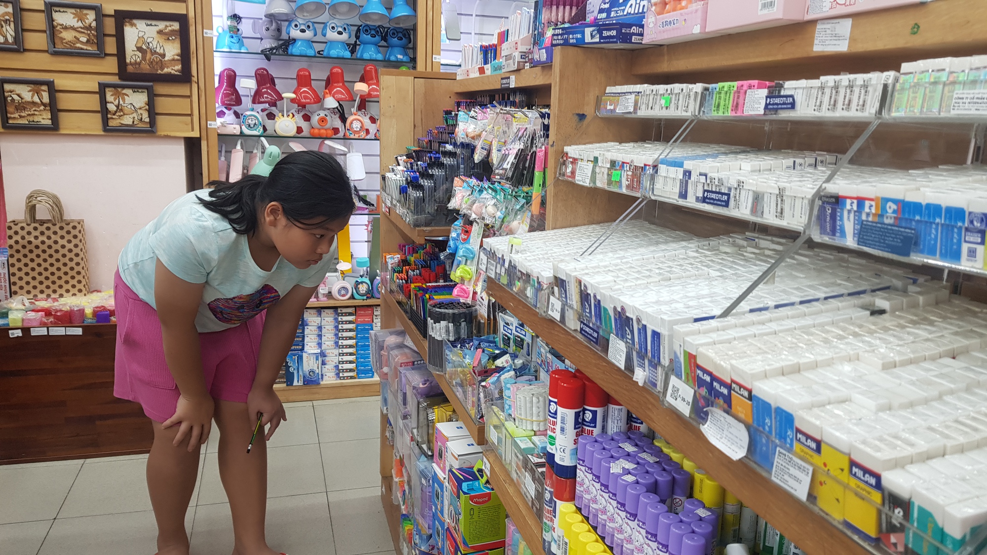 Phụ huynh lùng sục mua sách giáo khoa  lớp 4, 8 và 11 - Ảnh 9.