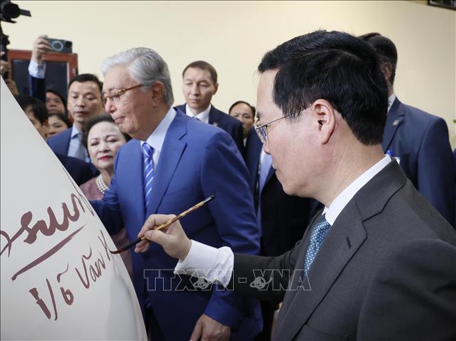 Chủ tịch nước và Tổng thống Kazakhstan trải nghiệm làm gốm Chu Đậu - Ảnh 6. Chủ tịch nước và Tổng thống Kazakhstan trải nghiệm làm gốm Chu Đậu - Ảnh 6.