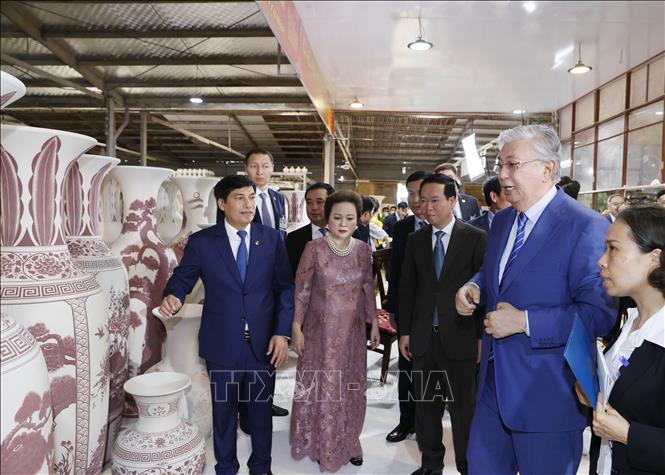 Chủ tịch nước và Tổng thống Kazakhstan trải nghiệm làm gốm Chu Đậu - Ảnh 4. Chủ tịch nước và Tổng thống Kazakhstan trải nghiệm làm gốm Chu Đậu - Ảnh 4.