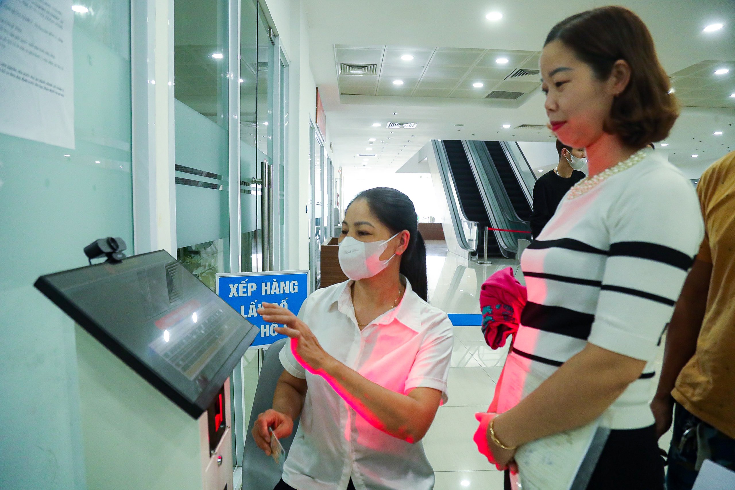 Người dân xếp hàng dài làm thủ tục cấp, đổi giấy phép lái xe- Ảnh 8. Người dân xếp hàng dài làm thủ tục cấp, đổi giấy phép lái xe- Ảnh 8.