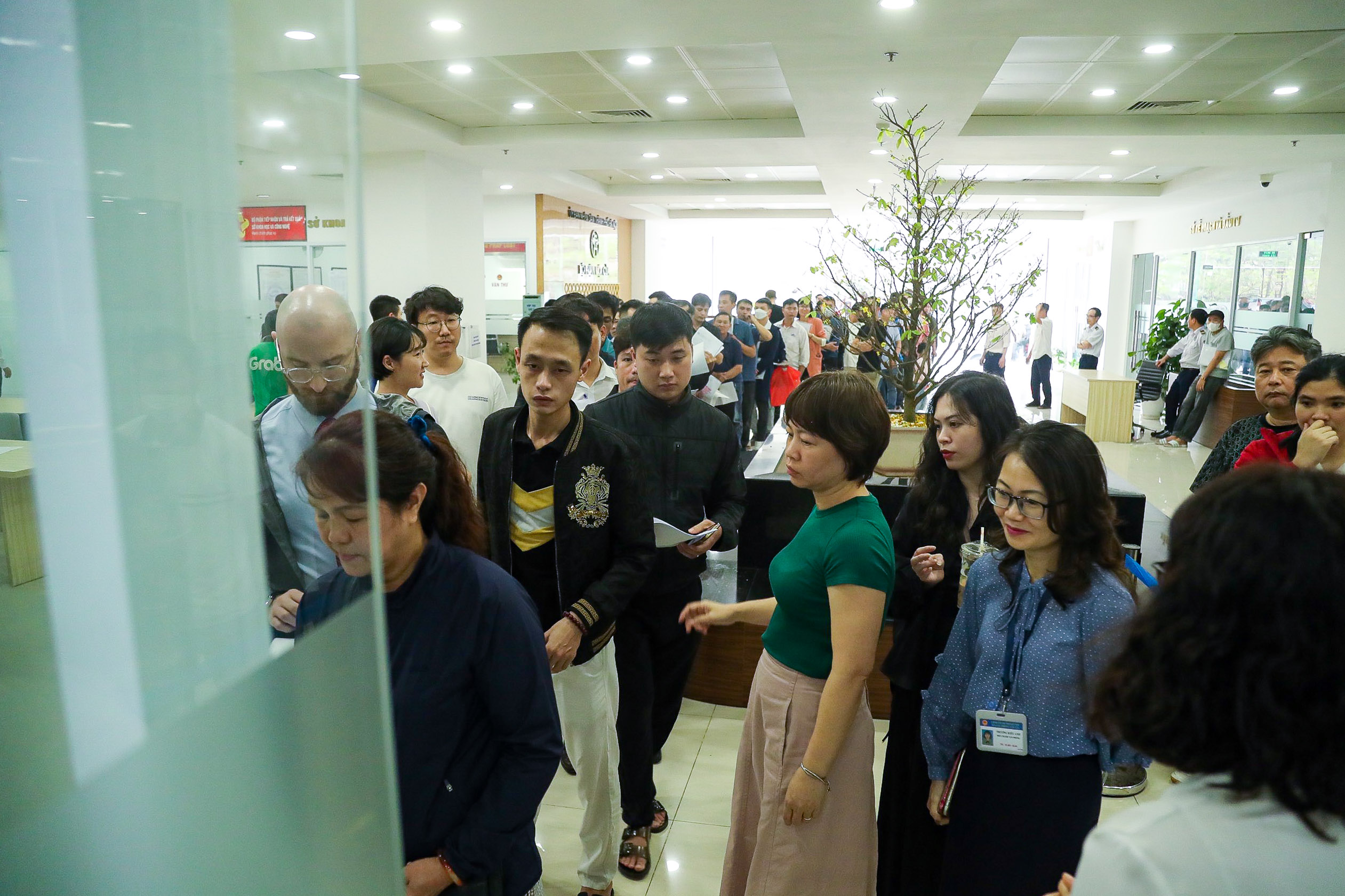 Người dân xếp hàng dài làm thủ tục cấp, đổi giấy phép lái xe- Ảnh 4. Người dân xếp hàng dài làm thủ tục cấp, đổi giấy phép lái xe- Ảnh 4.