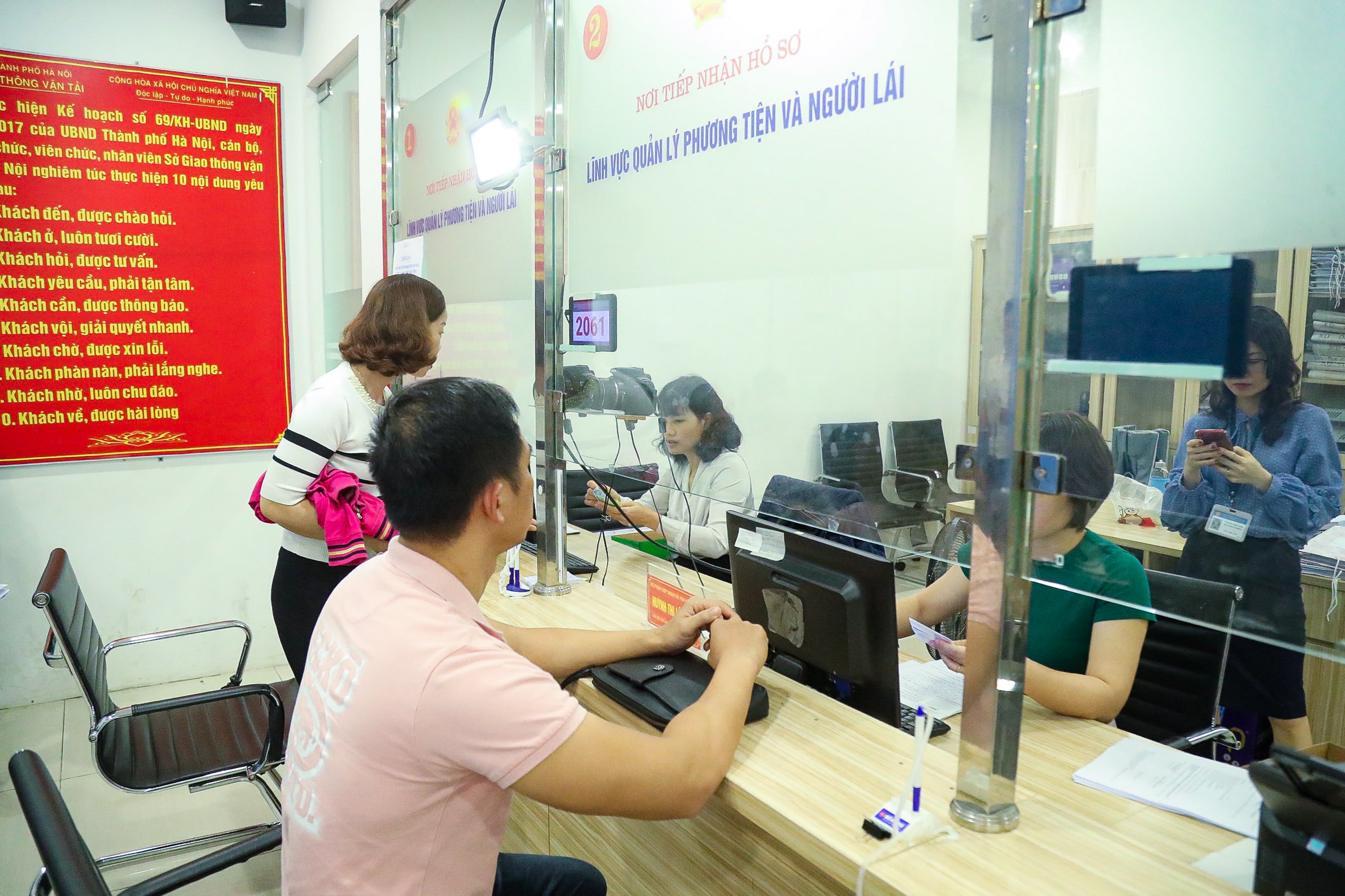 Người dân xếp hàng dài làm thủ tục cấp, đổi giấy phép lái xe- Ảnh 13. Người dân xếp hàng dài làm thủ tục cấp, đổi giấy phép lái xe- Ảnh 13.