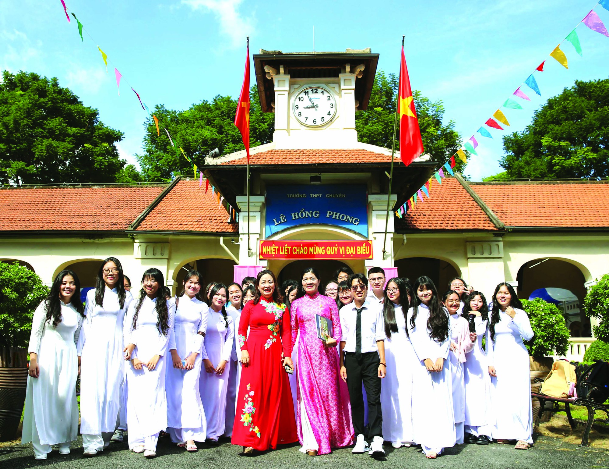 Học sinh Trường THPT Chuyên Lê Hồng Phong trong ngày khai giảng - ảnh Hoàng Triều_1.JPG Học sinh Trường THPT Chuyên Lê Hồng Phong trong ngày khai giảng - ảnh Hoàng Triều_1.JPG