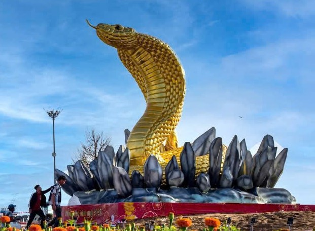 Linh vật rắn của tỉnh, thành nào đẹp nhất Tết Ất Tỵ 2025?- Ảnh 10. Linh vật rắn của tỉnh, thành nào đẹp nhất Tết Ất Tỵ 2025?- Ảnh 10.