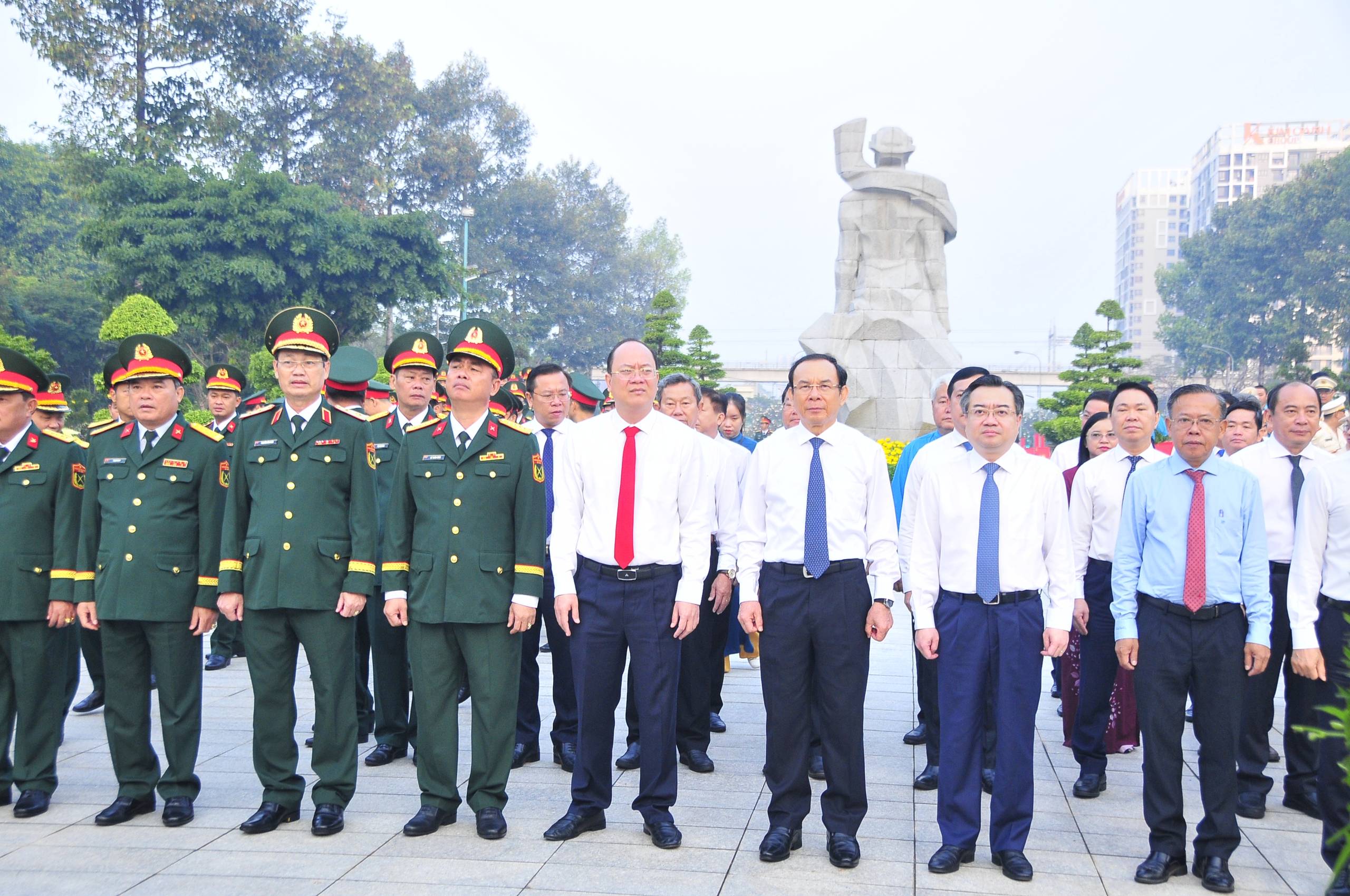 Lãnh đạo TP HCM dâng hương tưởng niệm các anh hùng, liệt sĩ- Ảnh 3. Lãnh đạo TP HCM dâng hương tưởng niệm các anh hùng, liệt sĩ- Ảnh 3.