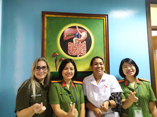 Bác sĩ Phạm Thị Việt Anh (thứ 2 từ trái qua) với các chuyên gia y tế của Bệnh viện CIMEQ. (Ảnh do nhân vật cung cấp) Bác sĩ Phạm Thị Việt Anh (thứ 2 từ trái qua) với các chuyên gia y tế của Bệnh viện CIMEQ. (Ảnh do nhân vật cung cấp)