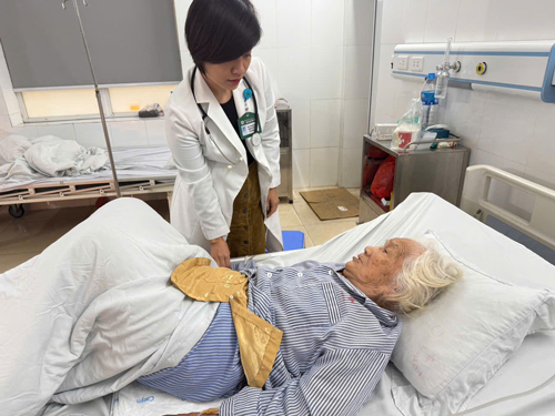 Bác sĩ Phạm Thị Việt Anh thăm khám bệnh nhân Bác sĩ Phạm Thị Việt Anh thăm khám bệnh nhân