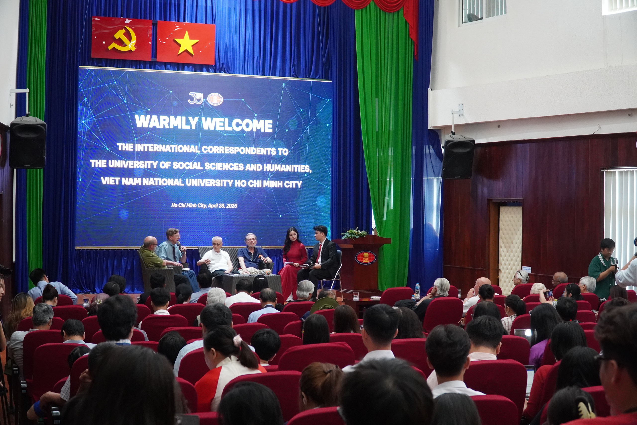 Cựu phóng viên chiến trường quốc tế giao lưu cùng sinh viên báo chí, truyền thông- Ảnh 1.