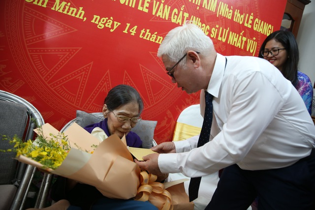 Bí thư Nguyễn Văn Nên trao huy hiệu Đảng cho vợ chồng nhà thơ - nhạc sĩ Lê Giang- Lư Nhất Vũ- Ảnh 2. Bí thư Nguyễn Văn Nên trao huy hiệu Đảng cho vợ chồng nhà thơ - nhạc sĩ Lê Giang- Lư Nhất Vũ- Ảnh 2.