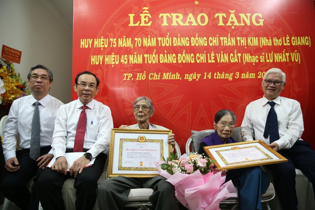 Bí thư Nguyễn Văn Nên trao huy hiệu Đảng cho vợ chồng nhà thơ - nhạc sĩ Lê Giang- Lư Nhất Vũ- Ảnh 3. Bí thư Nguyễn Văn Nên trao huy hiệu Đảng cho vợ chồng nhà thơ - nhạc sĩ Lê Giang- Lư Nhất Vũ- Ảnh 3.