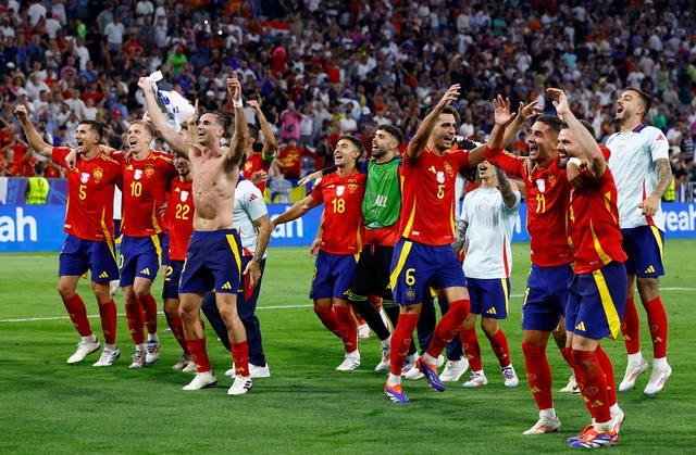 Euro 2024: Náo nhiệt thị trường vé chợ đen trận chung kết- Ảnh 3. Euro 2024: Náo nhiệt thị trường vé chợ đen trận chung kết- Ảnh 3.