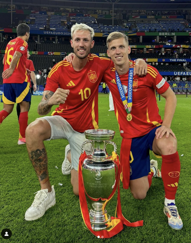 Euro 2024: Chuyện thú vị trước khi Olmo đoạt chiếc giày vàng và vô địch
- Ảnh 2. Euro 2024: Chuyện thú vị trước khi Olmo đoạt chiếc giày vàng và vô địch
- Ảnh 2.