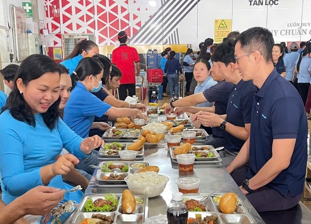 Chúc Tết công nhân vệ sinh trong đêm giao thừa- Ảnh 6. Chúc Tết công nhân vệ sinh trong đêm giao thừa- Ảnh 6.