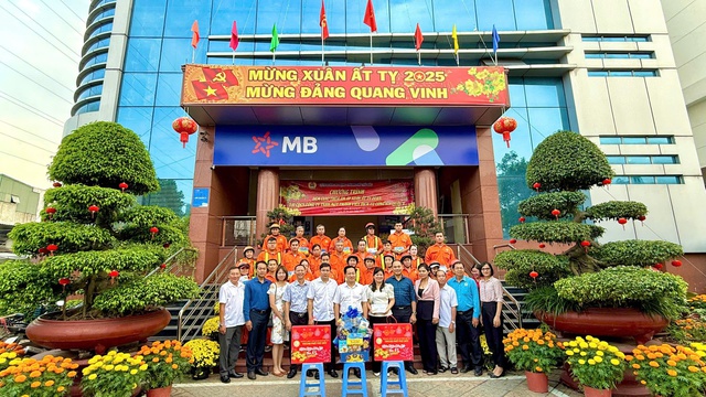 Chúc Tết công nhân vệ sinh trong đêm giao thừa- Ảnh 5. Chúc Tết công nhân vệ sinh trong đêm giao thừa- Ảnh 5.