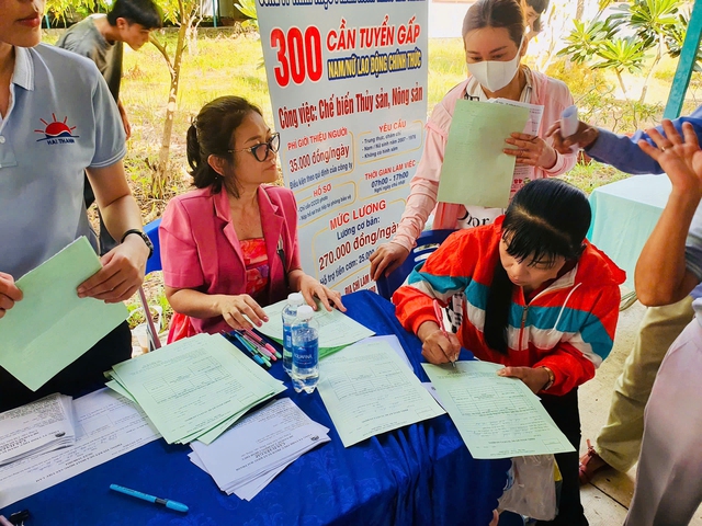 Lao động lớn tuổi loay hoay tìm việc- Ảnh 1. Lao động lớn tuổi loay hoay tìm việc- Ảnh 1.