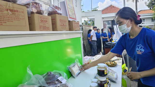 Hộ kinh doanh Mười Dũng - một thương hiệu ẩm thực ở huyện Hóc Môn, TP HCM - có tiềm năng trở thành doanh nghiệp. Ảnh: NGỌC ÁNH Hộ kinh doanh Mười Dũng - một thương hiệu ẩm thực ở huyện Hóc Môn, TP HCM - có tiềm năng trở thành doanh nghiệp. Ảnh: NGỌC ÁNH