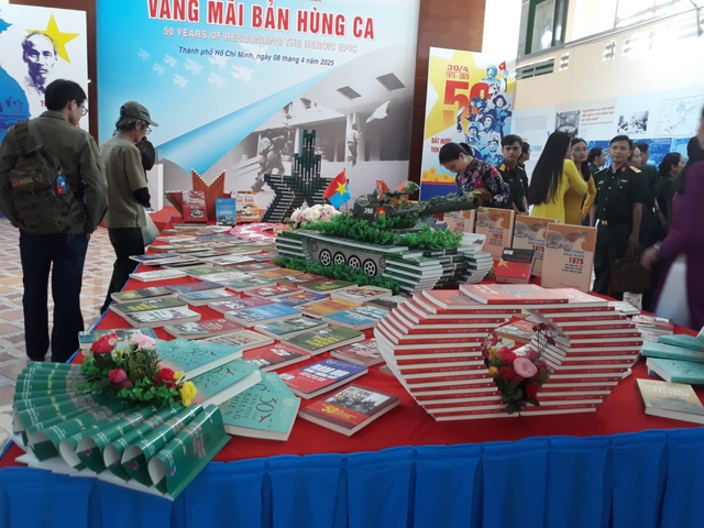 Khai mạc triển lãm chuyên đề "50 năm vang mãi bản hùng ca"- Ảnh 10.