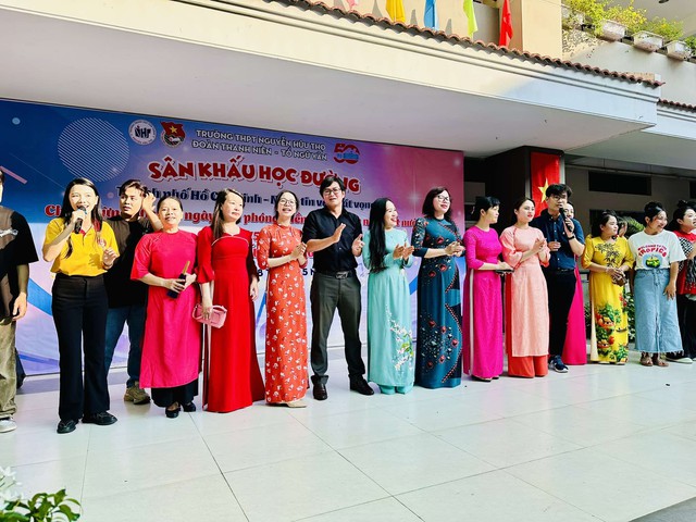 Hát "Bác đang cùng chúng cháu hành quân", ca sĩ Viết Thu được cổ vũ - Ảnh 3.