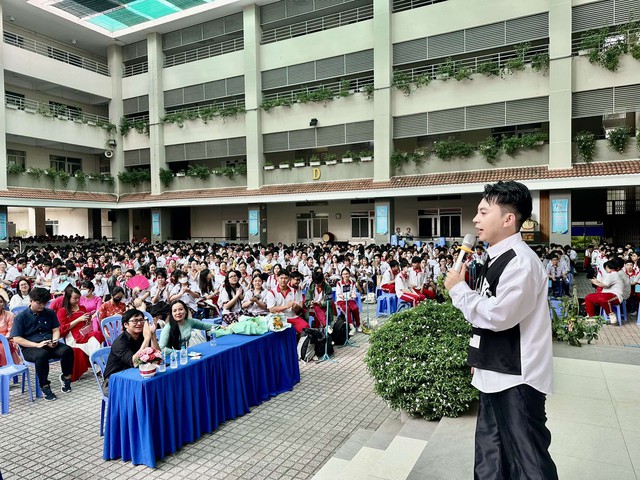 Hát "Bác đang cùng chúng cháu hành quân", ca sĩ Viết Thu được cổ vũ - Ảnh 2.
