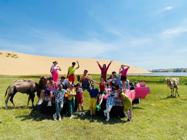 “Tiểu Sahara” Bàu Trắng Bình Thuận hút khách nhờ hiệu ứng "Lật Mặt 8"- Ảnh 4. “Tiểu Sahara” Bàu Trắng Bình Thuận hút khách nhờ hiệu ứng "Lật Mặt 8"- Ảnh 4.