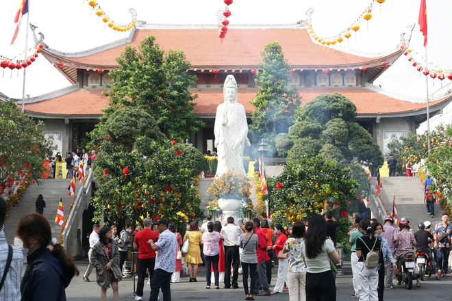 Người dân du xuân, đi lễ ở những ngôi chùa nổi tiếng bậc nhất TP HCM- Ảnh 8. Người dân du xuân, đi lễ ở những ngôi chùa nổi tiếng bậc nhất TP HCM- Ảnh 8.