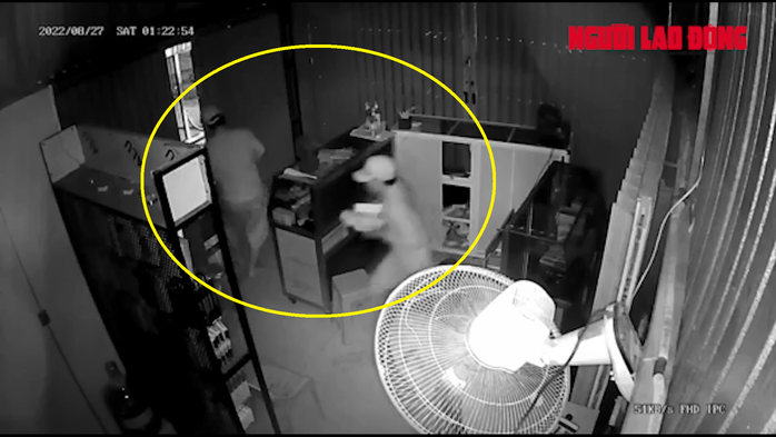 CLIP: 2 kẻ trộm liều lĩnh, bất chấp còi báo động - Ảnh 5. CLIP: 2 kẻ trộm liều lĩnh, bất chấp còi báo động - Ảnh 5.