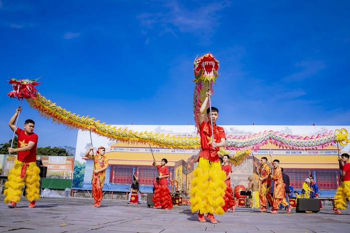 Đại nội Huế nhộn nhịp du khách sáng mùng 1 Tết - Ảnh 1. Đại nội Huế nhộn nhịp du khách sáng mùng 1 Tết - Ảnh 1.