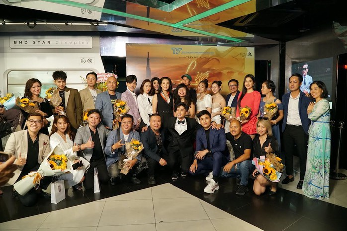 Oanh Kiều hào hứng khi được phi công cưa cẩm - Ảnh 4. Oanh Kiều hào hứng khi được phi công cưa cẩm - Ảnh 4.