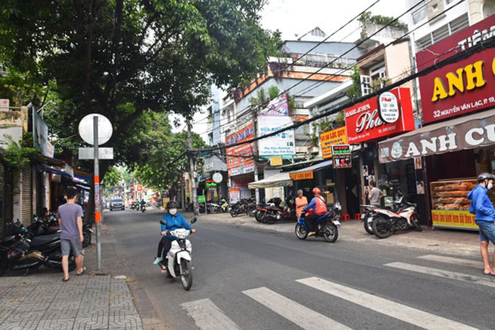 Những người làm hoa cho đất: Học Lạc và giọng cười trào phúng của người Nam Kỳ - Ảnh 1. Những người làm hoa cho đất: Học Lạc và giọng cười trào phúng của người Nam Kỳ - Ảnh 1.