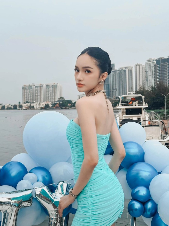 Hương Giang, Dược sĩ Tiến lại bắt tay làm thương hiệu
- Ảnh 4. Hương Giang, Dược sĩ Tiến lại bắt tay làm thương hiệu
- Ảnh 4.