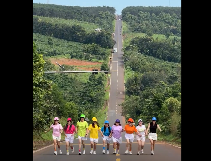 Thông tin mới về nhóm 9 phụ nữ dàn hàng ngang giữa đường quay clip- Ảnh 1. Thông tin mới về nhóm 9 phụ nữ dàn hàng ngang giữa đường quay clip- Ảnh 1.