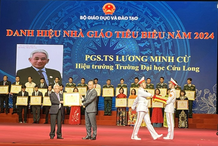 Hiệu trưởng Trường ĐH Cửu Long được Bộ GD-ĐT tuyên dương- Ảnh 2. Hiệu trưởng Trường ĐH Cửu Long được Bộ GD-ĐT tuyên dương- Ảnh 2.