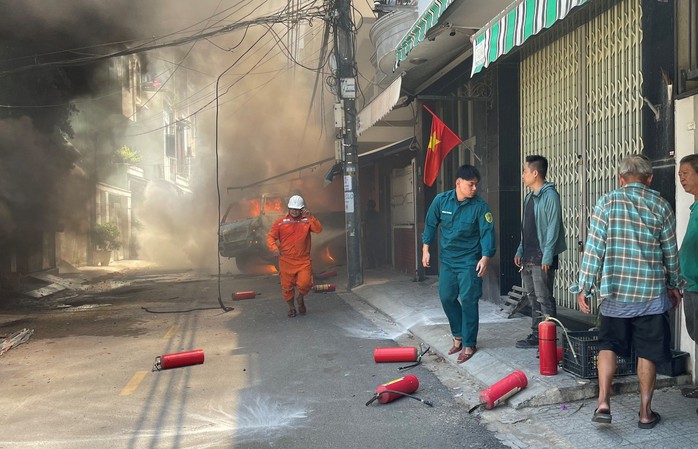 Cháy liên hoàn tại trung tâm Đà Nẵng, cả khu phố nháo nhào- Ảnh 1. Cháy liên hoàn tại trung tâm Đà Nẵng, cả khu phố nháo nhào- Ảnh 1.