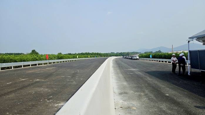 Thủ tướng Chính phủ khảo sát dự án cao tốc Biên Hoà - Vũng Tàu- Ảnh 3. Thủ tướng Chính phủ khảo sát dự án cao tốc Biên Hoà - Vũng Tàu- Ảnh 3.