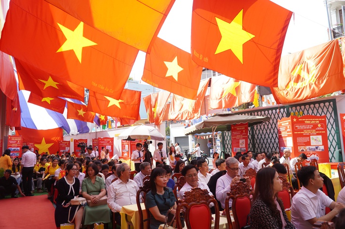 Ấn tượng triển lãm Quốc kỳ độc đáo- Ảnh 1. Ấn tượng triển lãm Quốc kỳ độc đáo- Ảnh 1.