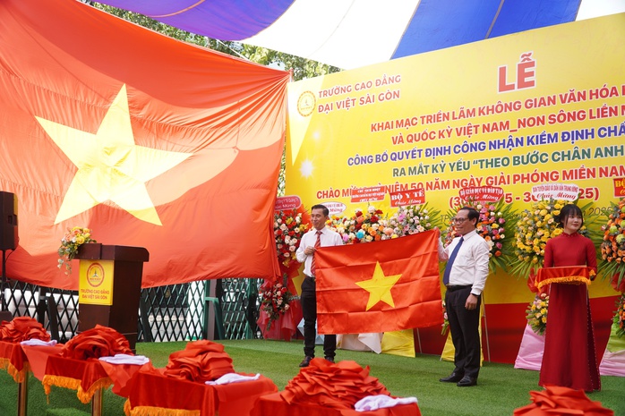 Ấn tượng triển lãm Quốc kỳ độc đáo- Ảnh 5. Ấn tượng triển lãm Quốc kỳ độc đáo- Ảnh 5.