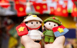 VIDEO: Cờ Tổ quốc “handmade” lan tỏa tình yêu nước từ những mũi móc len gây sốt mạng xã hội
