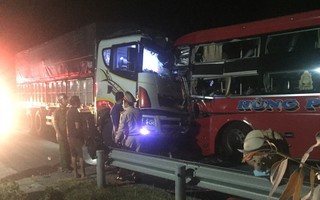Xe khách vượt ẩu tông trực diện xe tải, tài xế tử vong, hàng chục người bị thương