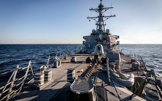 Tàu chiến Mỹ USS John S. McCain đi gần quần đảo Hoàng Sa
