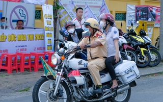 Đang tuần tra, CSGT chở thí sinh về nhà lấy giấy báo dự thi
