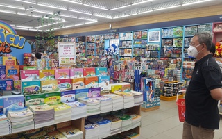 Phụ huynh lùng sục mua sách giáo khoa lớp 4, 8 và 11