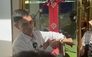 VIDEO: Khách hàng bức xúc khi ngân hàng mới mở bán đã thông báo... hết vàng SJC