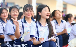 Học sinh cười tít mắt vì được “thần tượng” tư vấn hướng nghiệp