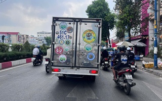 Xe tải lưu thông gắn logo lạ có vi phạm không?