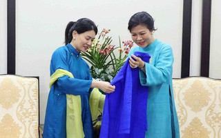 Phu nhân Tổng Bí thư tặng áo dài cho phu nhân Thủ tướng Singapore