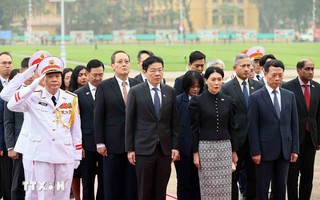Thủ tướng Singapore Lawrence Wong vào Lăng viếng Chủ tịch Hồ Chí Minh