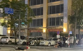 Đi xe máy cùng mẹ va chạm ô tô ngã xuống đường, cô gái trẻ bị cán tử vong