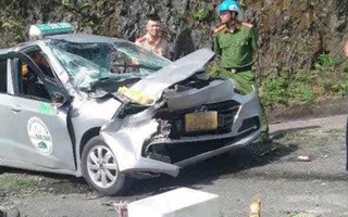 VIDEO: Tông vào sau xe tải dừng đột ngột, tài xế taxi tử vong