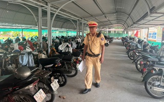 Cảnh sát giao thông kiểm tra các bãi giữ xe trong trường học ở Bình Dương